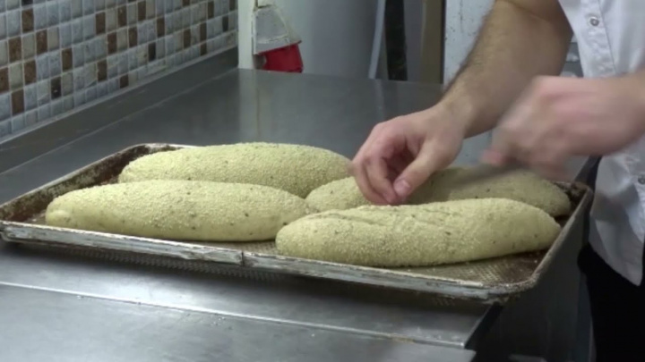 Mini bakery in the market / Мини пекарня в маркете / Market tipi fırın / Mini boulangerie. Porlanmaz