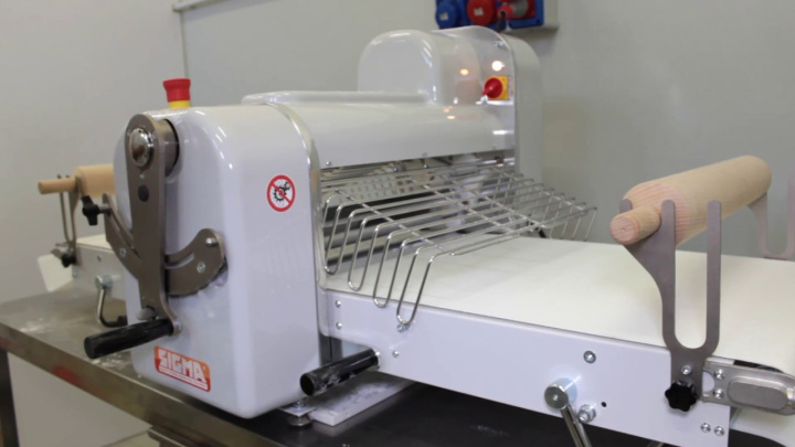 Dough Sheeter SFG500 B - Bench model - Start up and Use