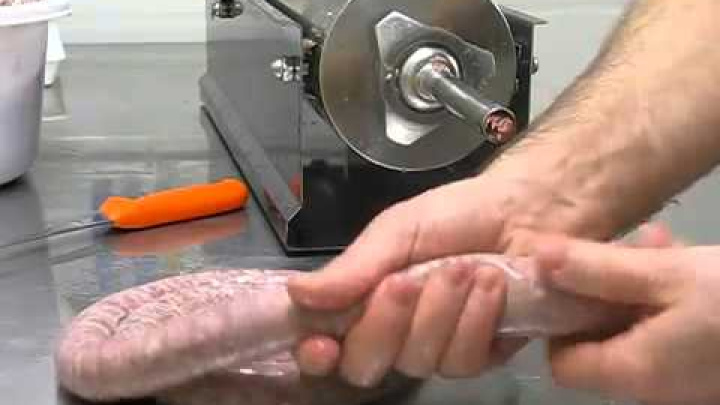 Трехлитровый горизонтальный шприц для колбас в работе