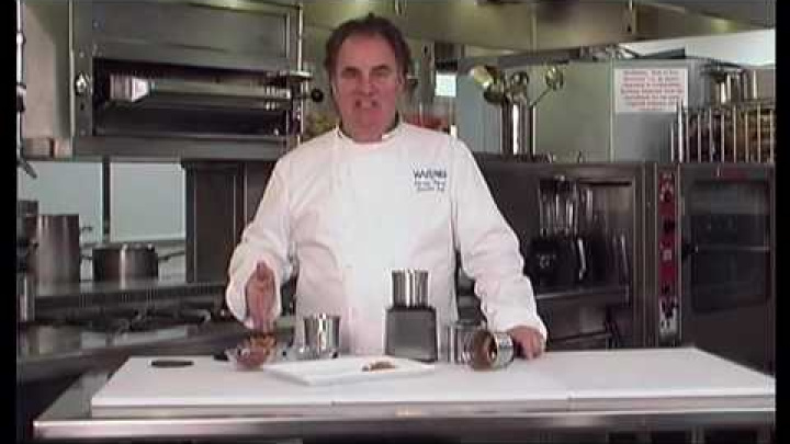 Презентация измельчителя специй Waring WSG30E (англ.)