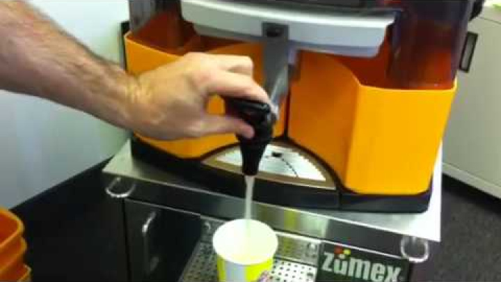 Juicing limes on Zumex Versatile PRO